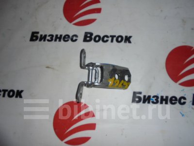 Купить Петлю двери на Nissan Juke 2010г. YF15 нижнюю переднюю левую  в Красноярске