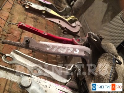 Купить Петлю капота на Toyota Vitz SCP10 1SZ-FE в Красноярске