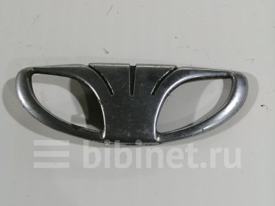 Купить Эмблему на Daewoo Nexia 1997г. G15MF переднюю  в Томске