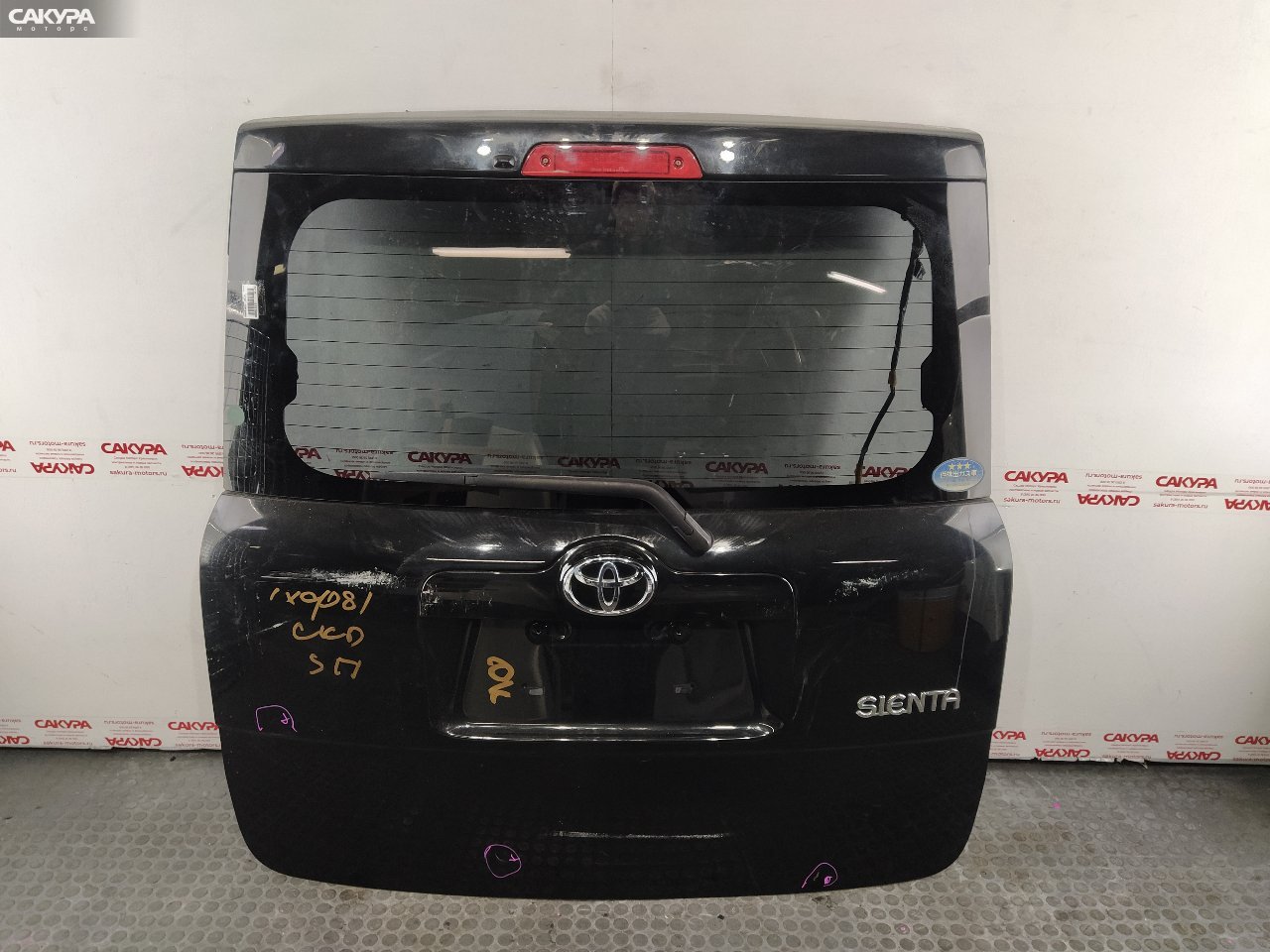 Дверь задняя багажника Toyota Sienta NCP81G 1NZ-FE: купить в Сакура Красноярск.