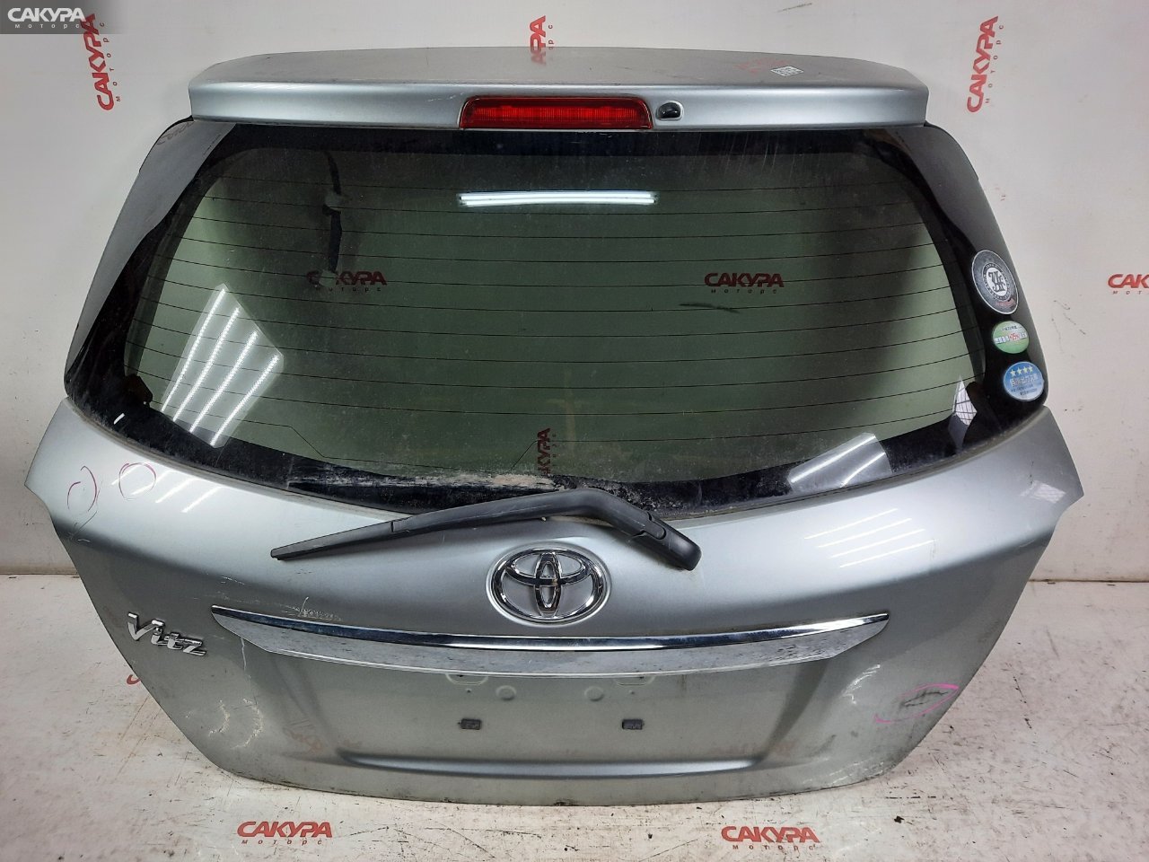 Дверь багажника Toyota Vitz KSP130 1KR-FE: купить в Сакура Красноярск.