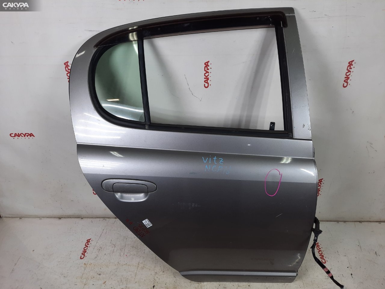 Дверь боковая задняя правая Toyota Vitz NCP15 2NZ-FE: купить в Сакура Красноярск.