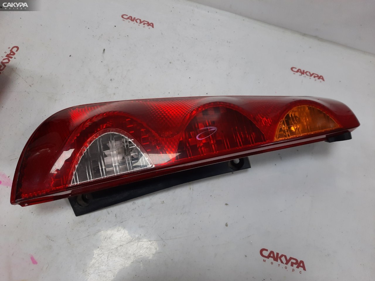 Фонарь стоп-сигнала левый Nissan Note E11 HR15DE 220-63780: купить в Сакура Красноярск.