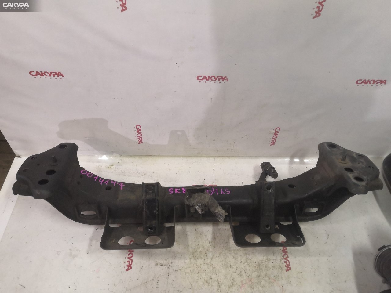 Балка поперечная передняя Mazda Bongo SK82V F8: купить в Сакура Красноярск.
