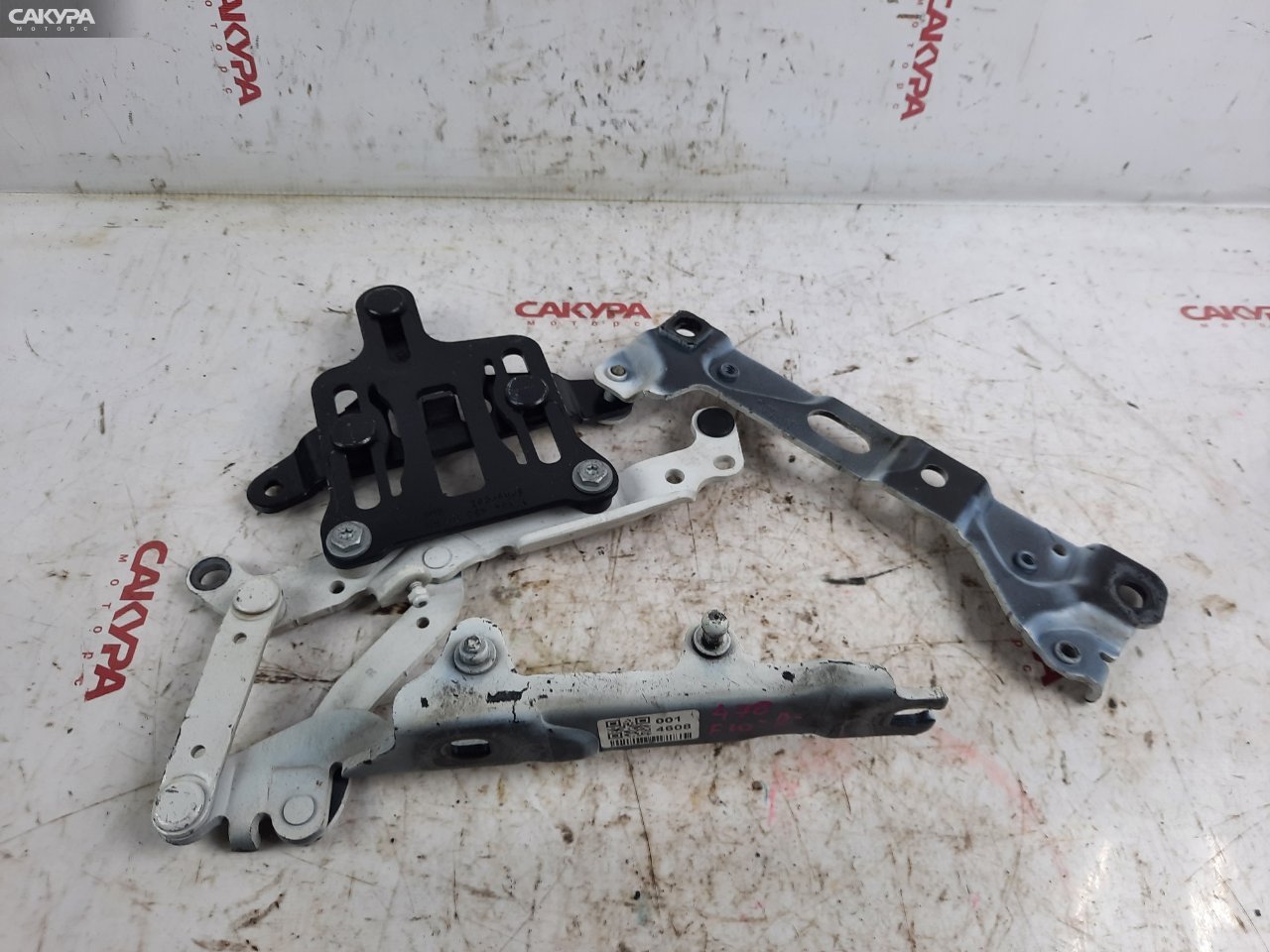 Кронштейн капота правый BMW 523i F10 N52 B25: купить в Сакура Красноярск.