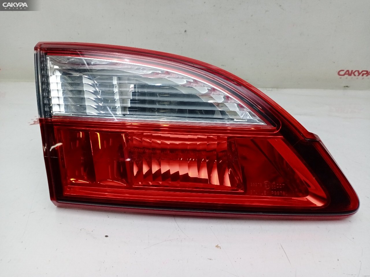 Фонарь вставка багажника левый Mazda Premacy CWEAW LF-VE P9378: купить в Сакура Красноярск.