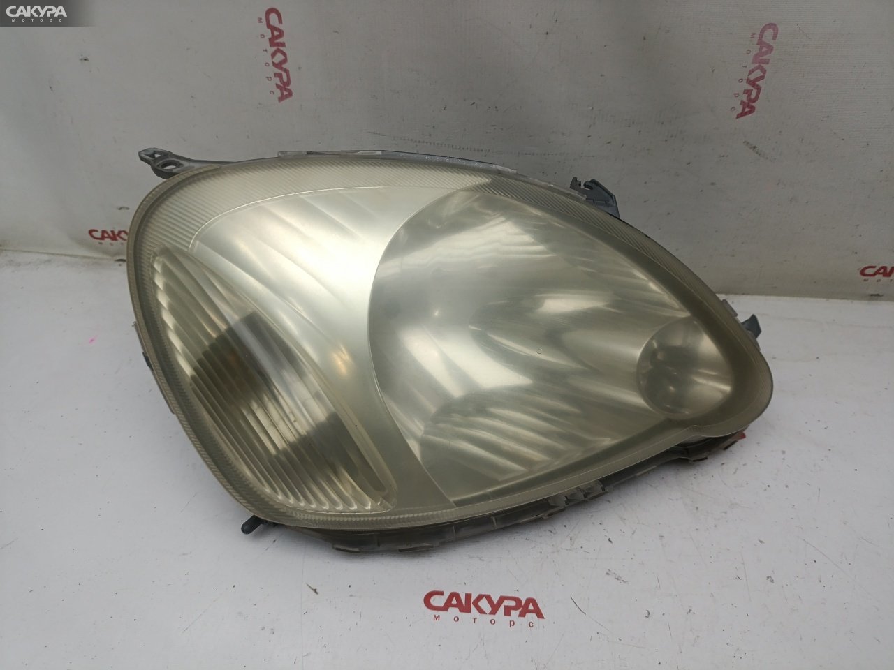 Фара правая Toyota Vitz SCP10 1SZ-FE 52-046: купить в Сакура Красноярск.