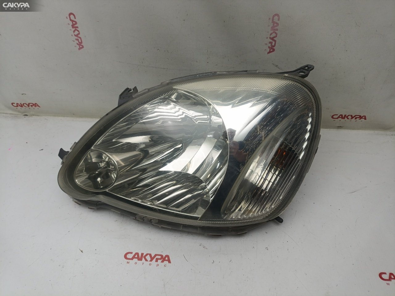 Фара левая Toyota Vitz SCP10 1SZ-FE 52-046: купить в Сакура Красноярск.