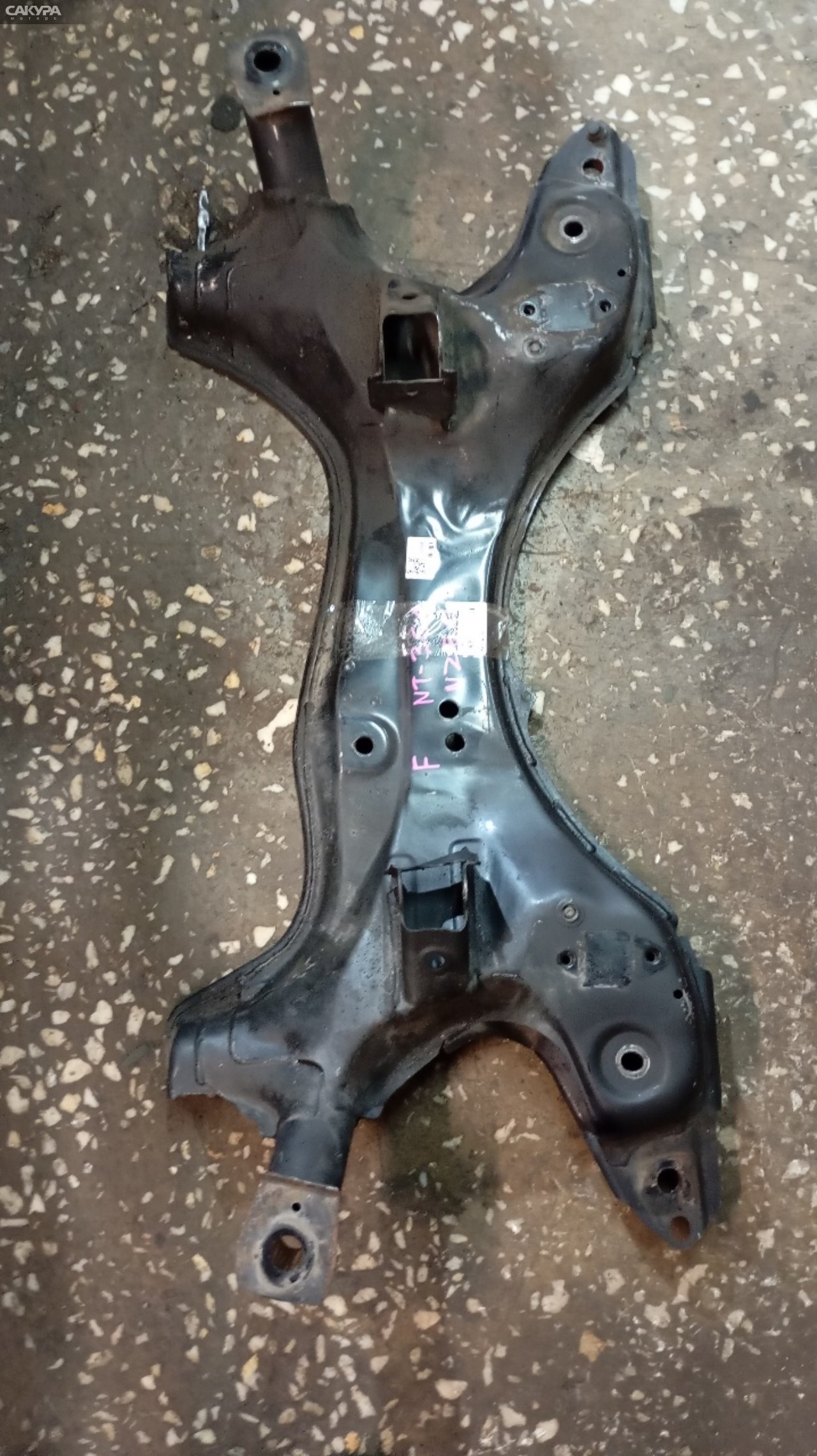 Балка поперечная передняя Toyota Corolla Fielder NZE144G 1NZ-FE: купить в Сакура Красноярск.