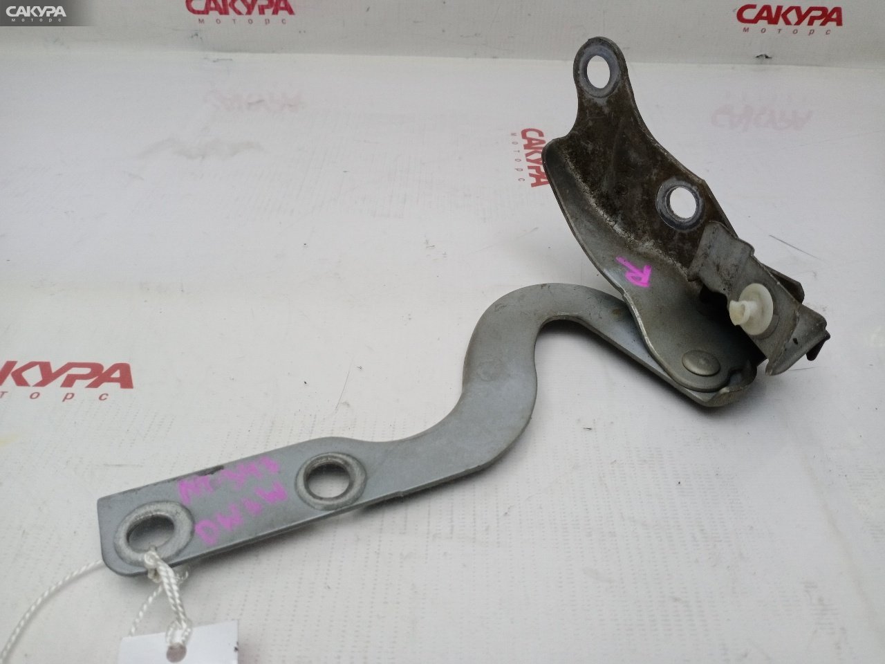 Кронштейн капота правый Mazda Demio DW3W B3E: купить в Сакура Красноярск.