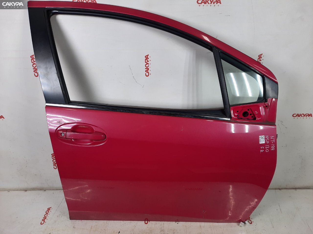 Дверь боковая передняя правая Toyota Vitz NSP130 1NR-FE: купить в Сакура Красноярск.