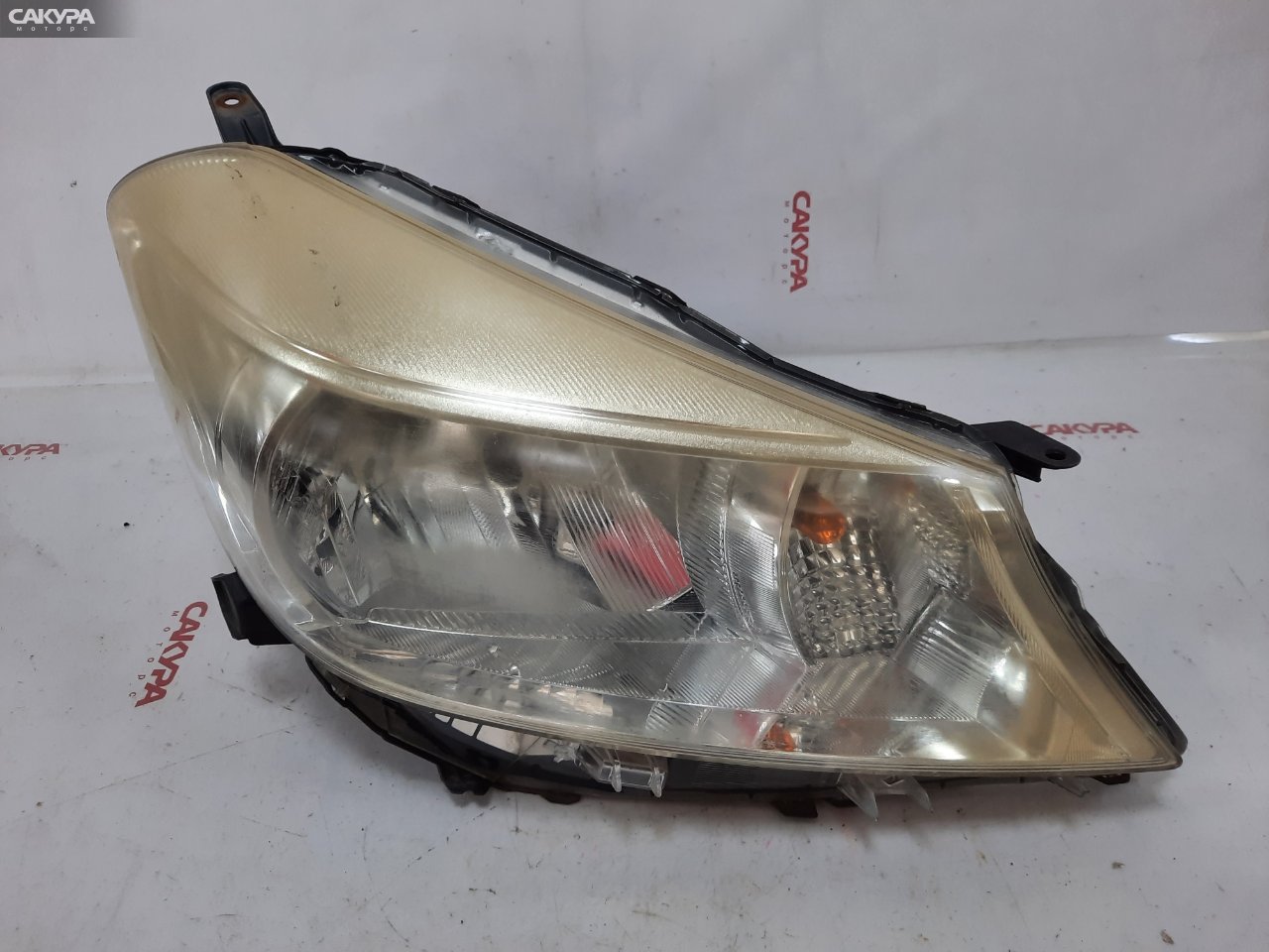 Фара правая Toyota Vitz NSP130 1NR-FE 52-233: купить в Сакура Красноярск.