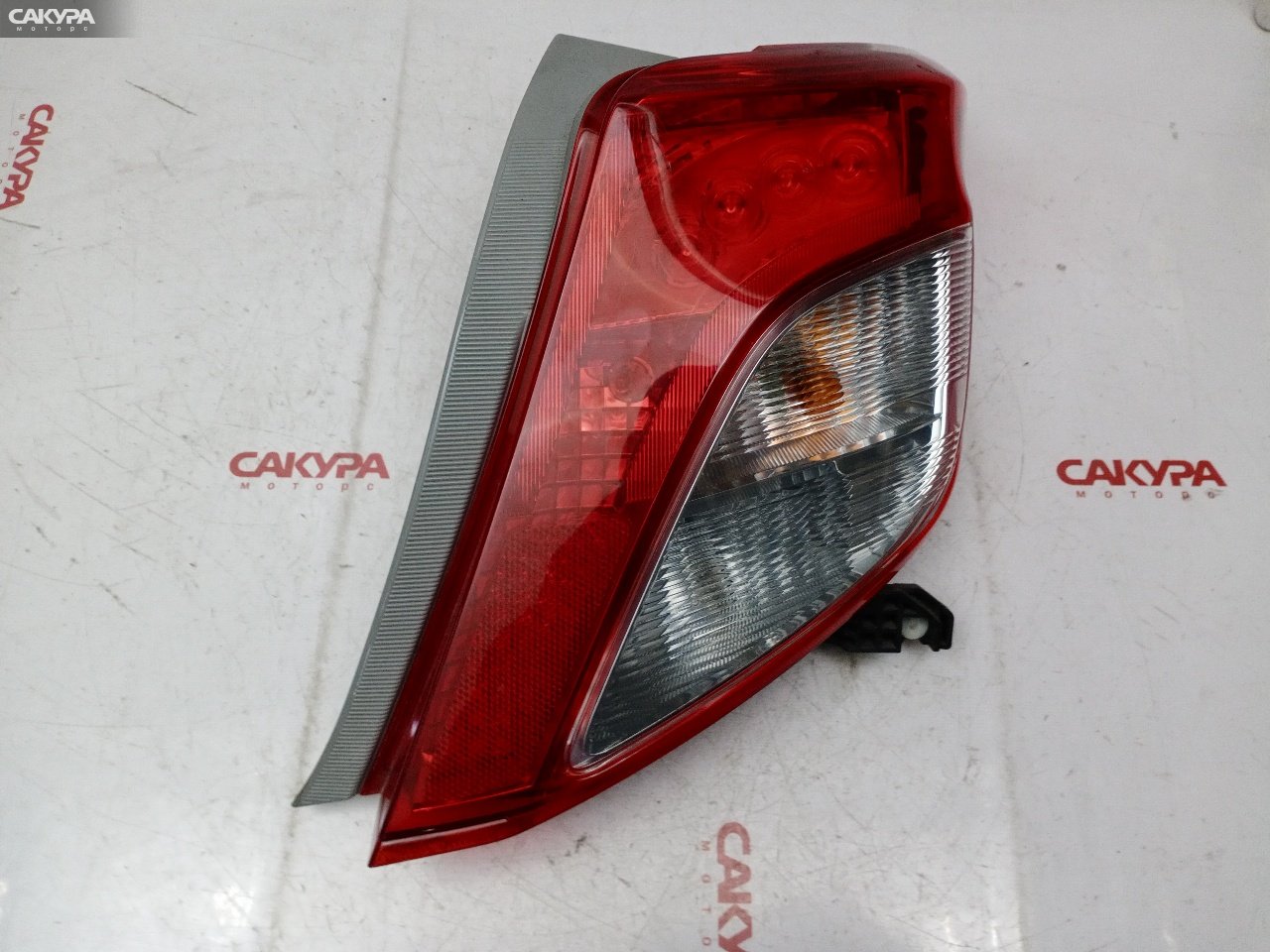 Фонарь стоп-сигнала правый Toyota Vitz NSP130 1NR-FE 52-228: купить в Сакура Красноярск.