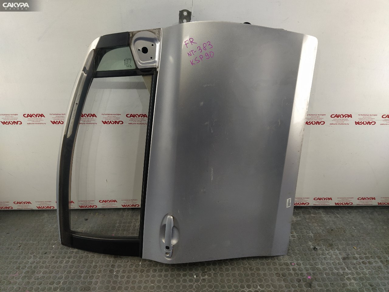 Дверь боковая передняя правая Toyota Vitz KSP90 1KR-FE: купить в Сакура Красноярск.
