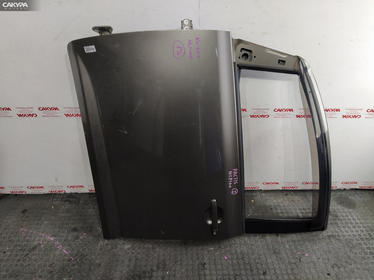 Дверь боковая передняя левая Toyota Ractis NCP100 1NZ-FE: купить в Сакура Красноярск.