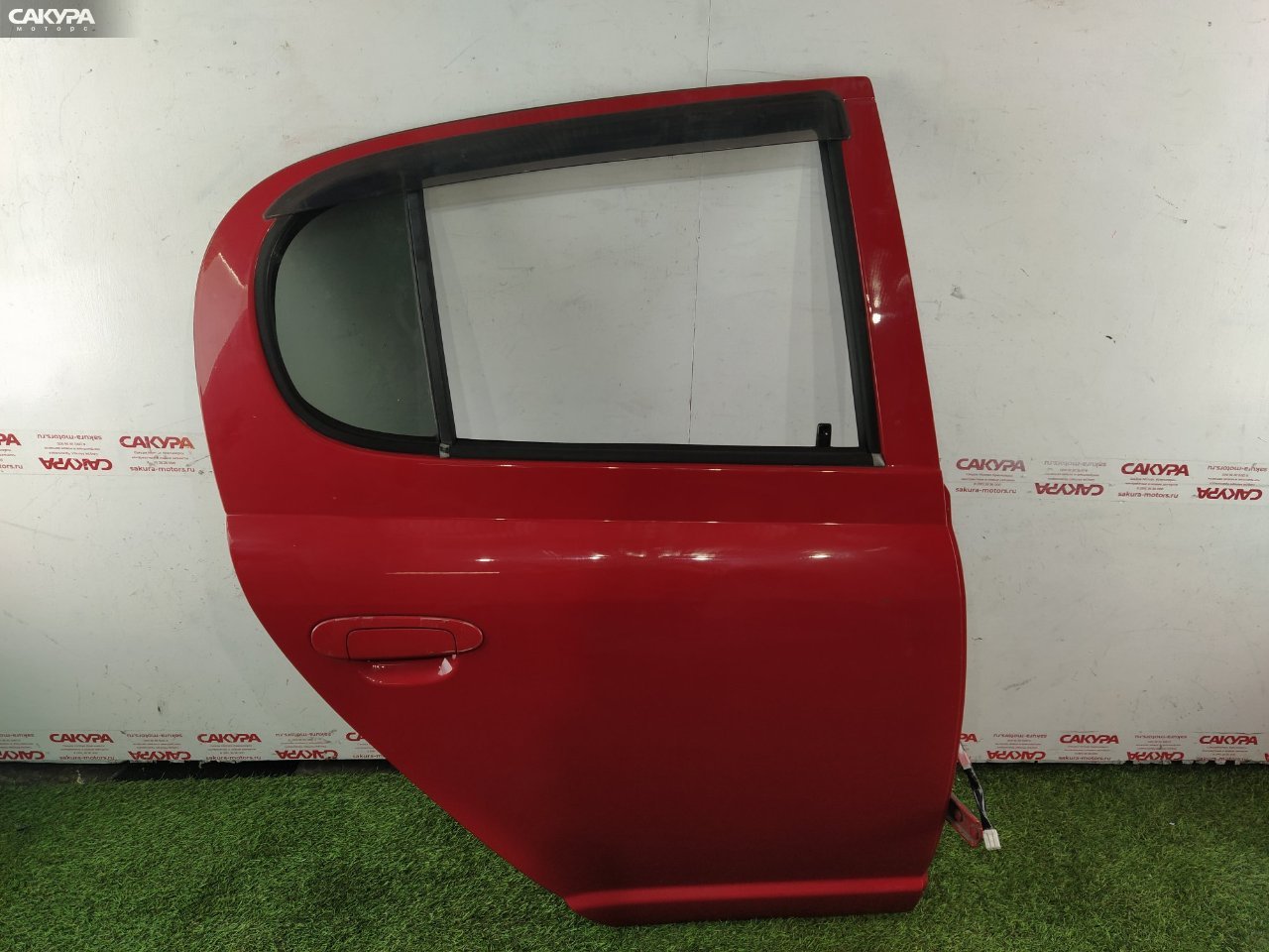 Дверь боковая задняя правая Toyota Vitz SCP10 1SZ-FE: купить в Сакура Красноярск.