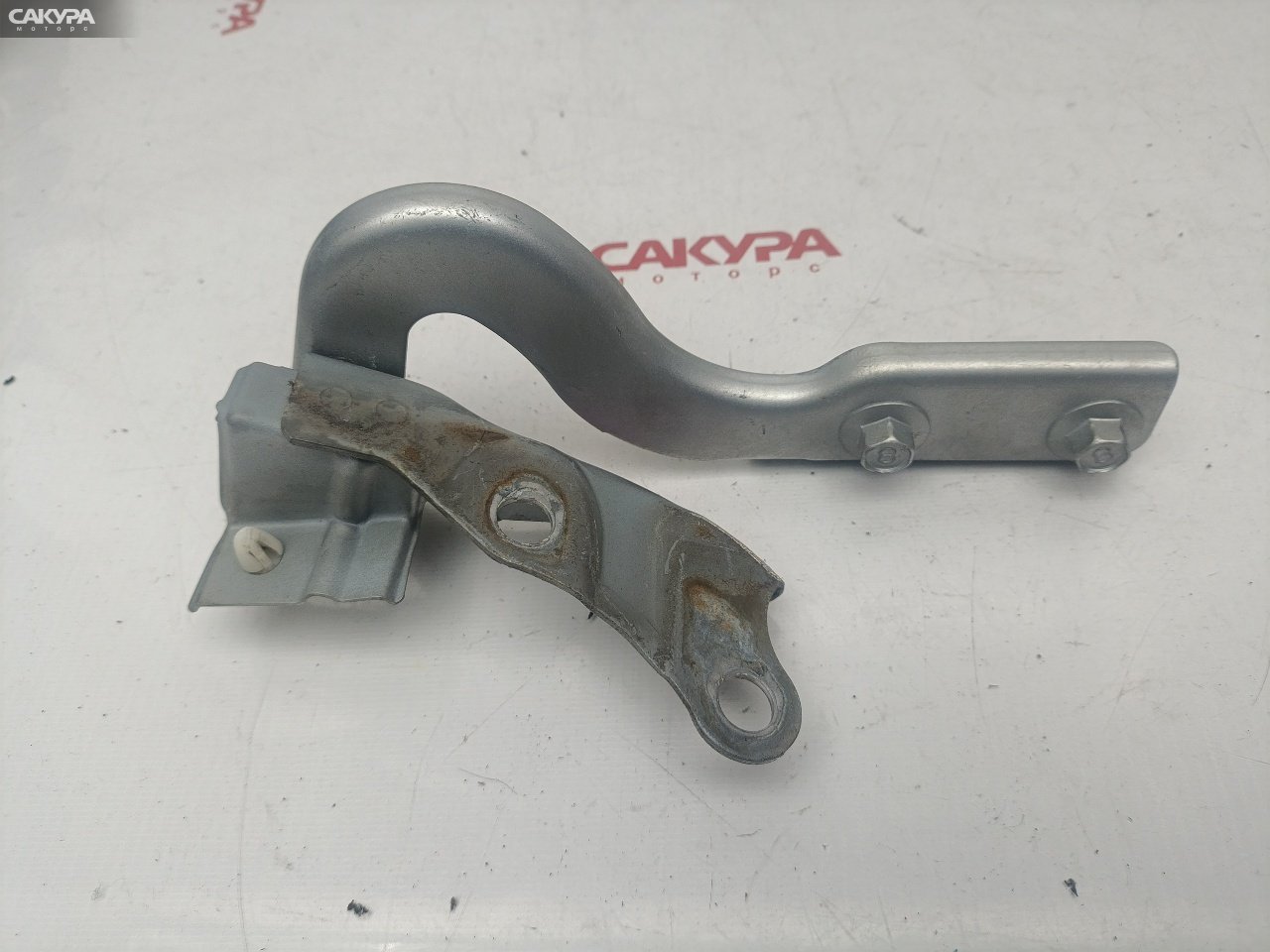 Кронштейн капота левый Mazda Demio DW3W B3-ME: купить в Сакура Красноярск.