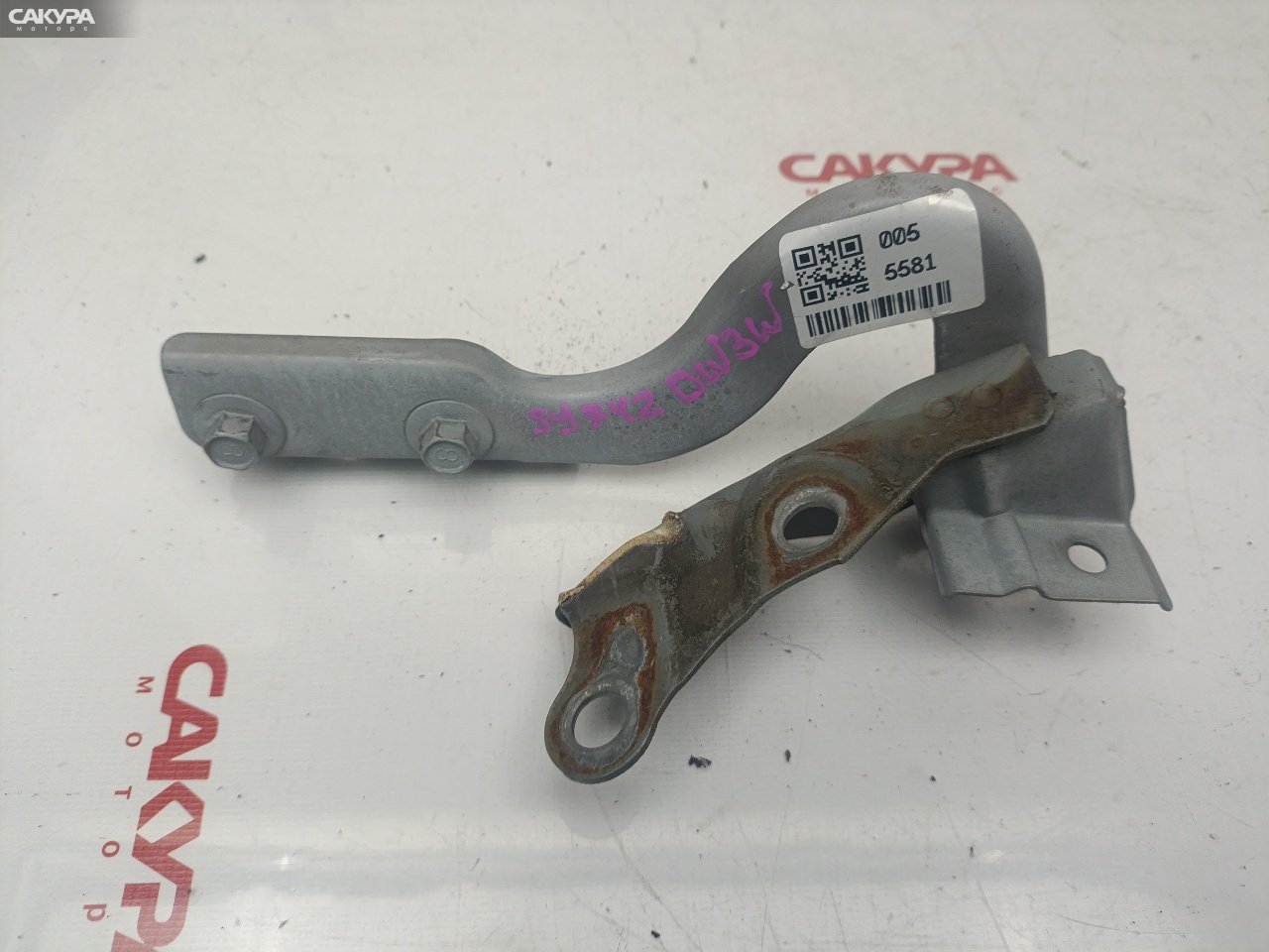 Кронштейн капота правый Mazda Demio DW3W B3E: купить в Сакура Красноярск.