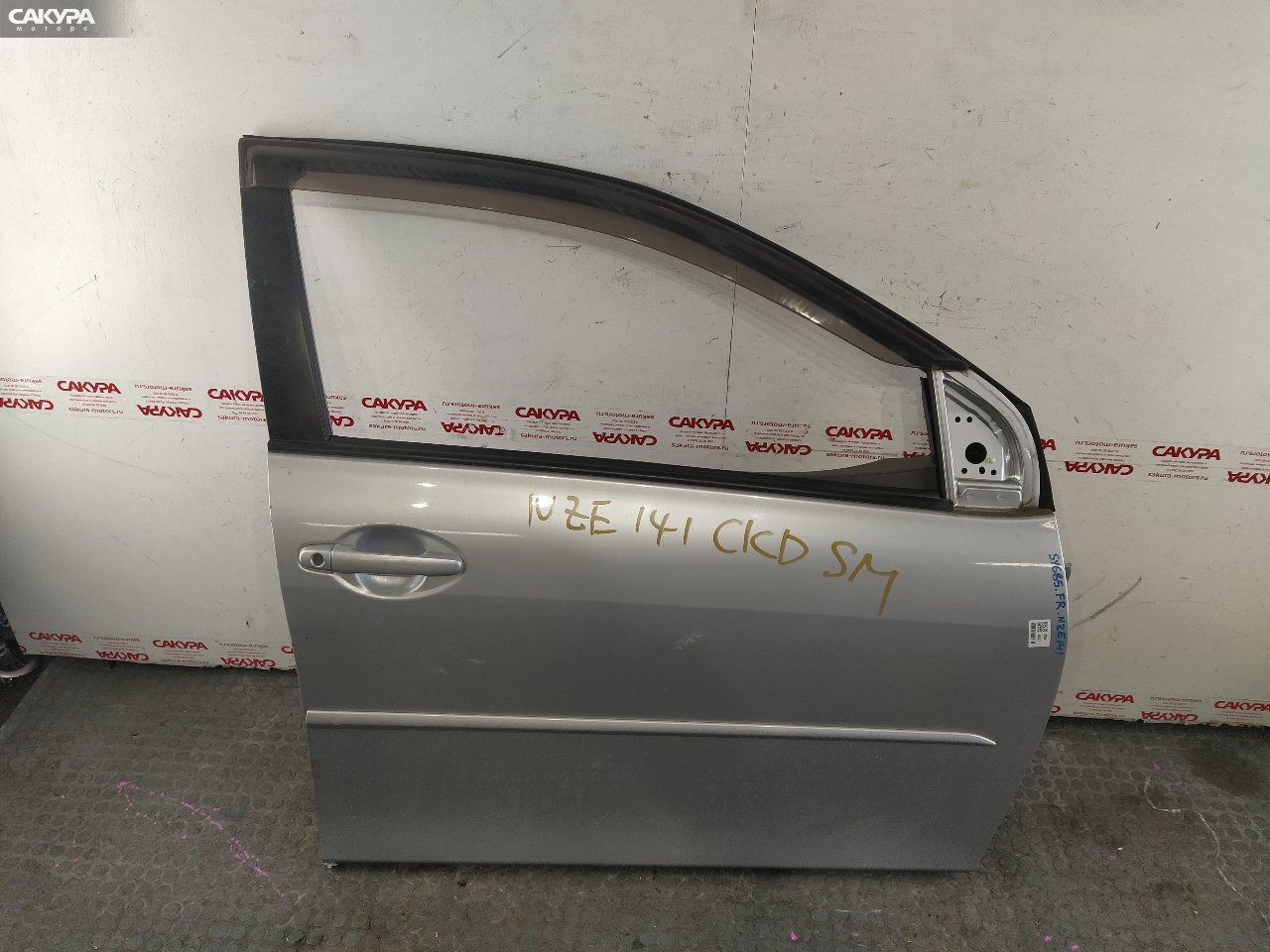 Дверь боковая передняя правая Toyota Corolla Axio NZE141 1NZ-FE: купить в Сакура Красноярск.