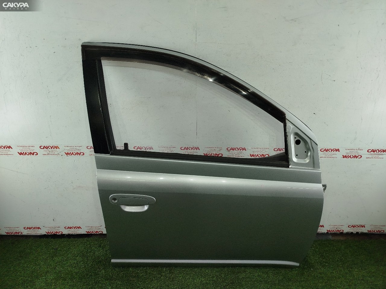 Дверь боковая передняя правая Toyota Platz SCP11 1SZ-FE: купить в Сакура Красноярск.