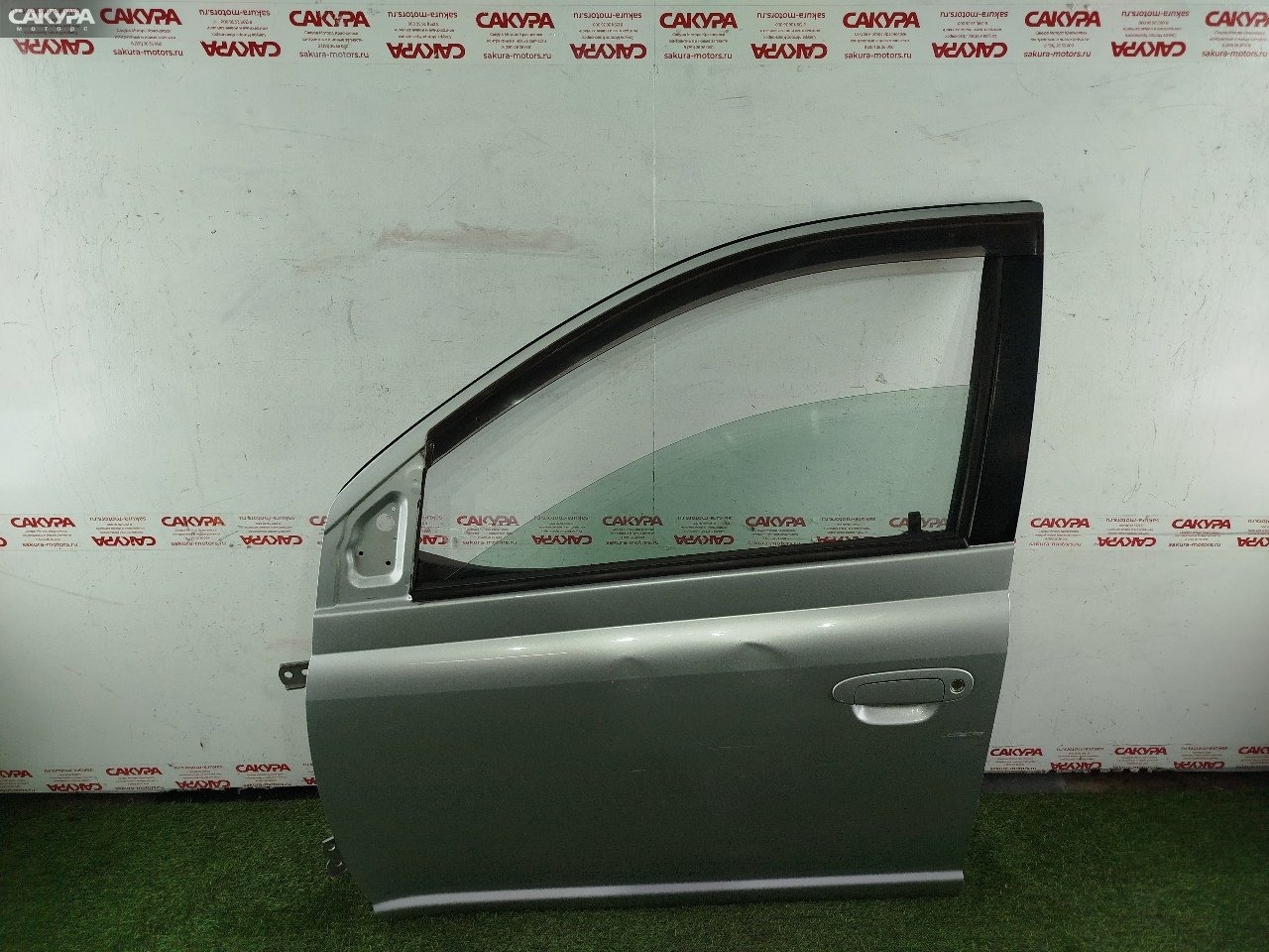 Дверь боковая передняя левая Toyota Platz SCP11 1SZ-FE: купить в Сакура Красноярск.