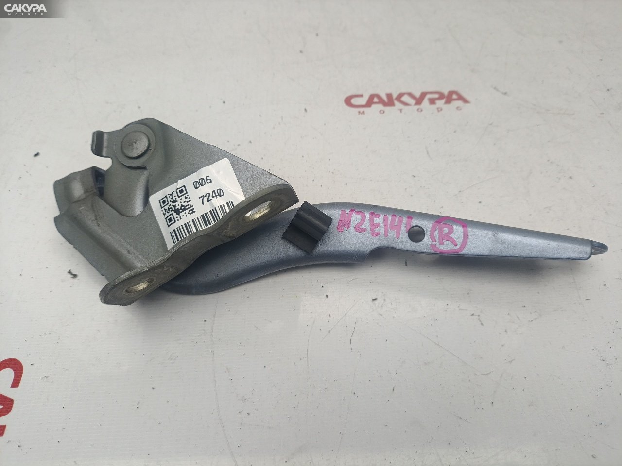 Кронштейн капота правый Toyota Corolla Fielder NZE141G 1NZ-FE: купить в Сакура Красноярск.
