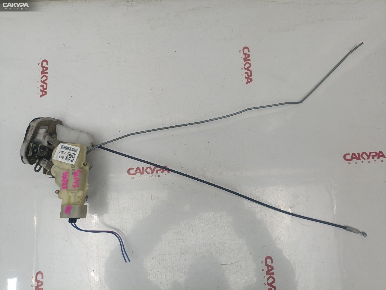 Замок дверной задний правый Toyota Vitz SCP13 2SZ-FE: купить в Сакура Красноярск.