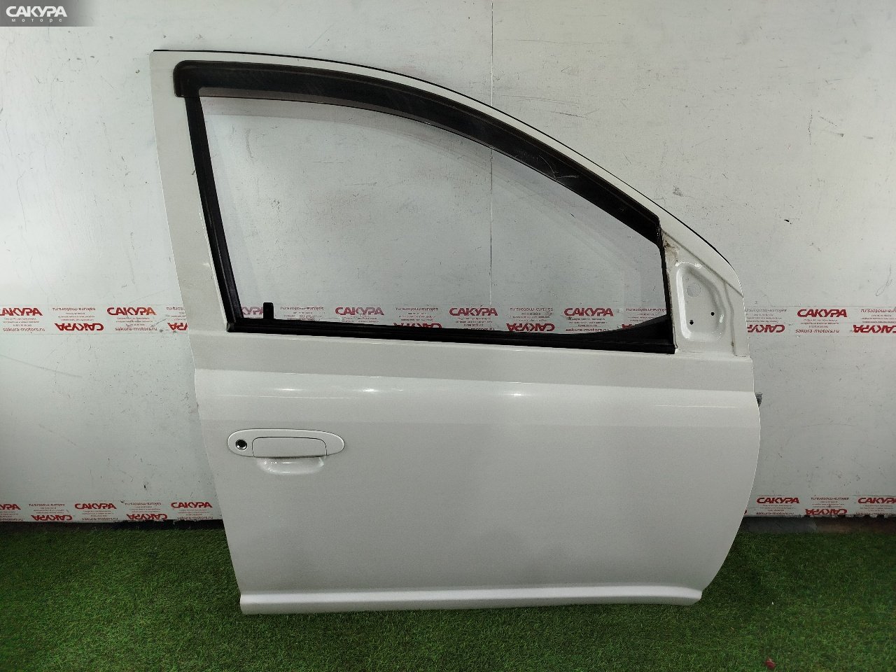 Дверь боковая передняя правая Toyota Vitz SCP13 2SZ-FE: купить в Сакура Красноярск.