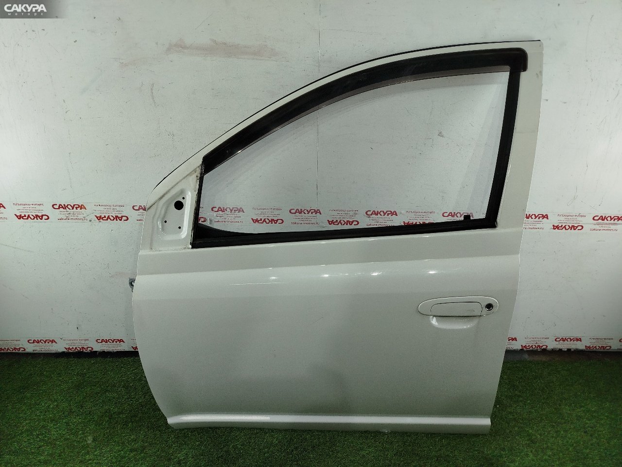 Дверь боковая передняя левая Toyota Vitz SCP13 2SZ-FE: купить в Сакура Красноярск.