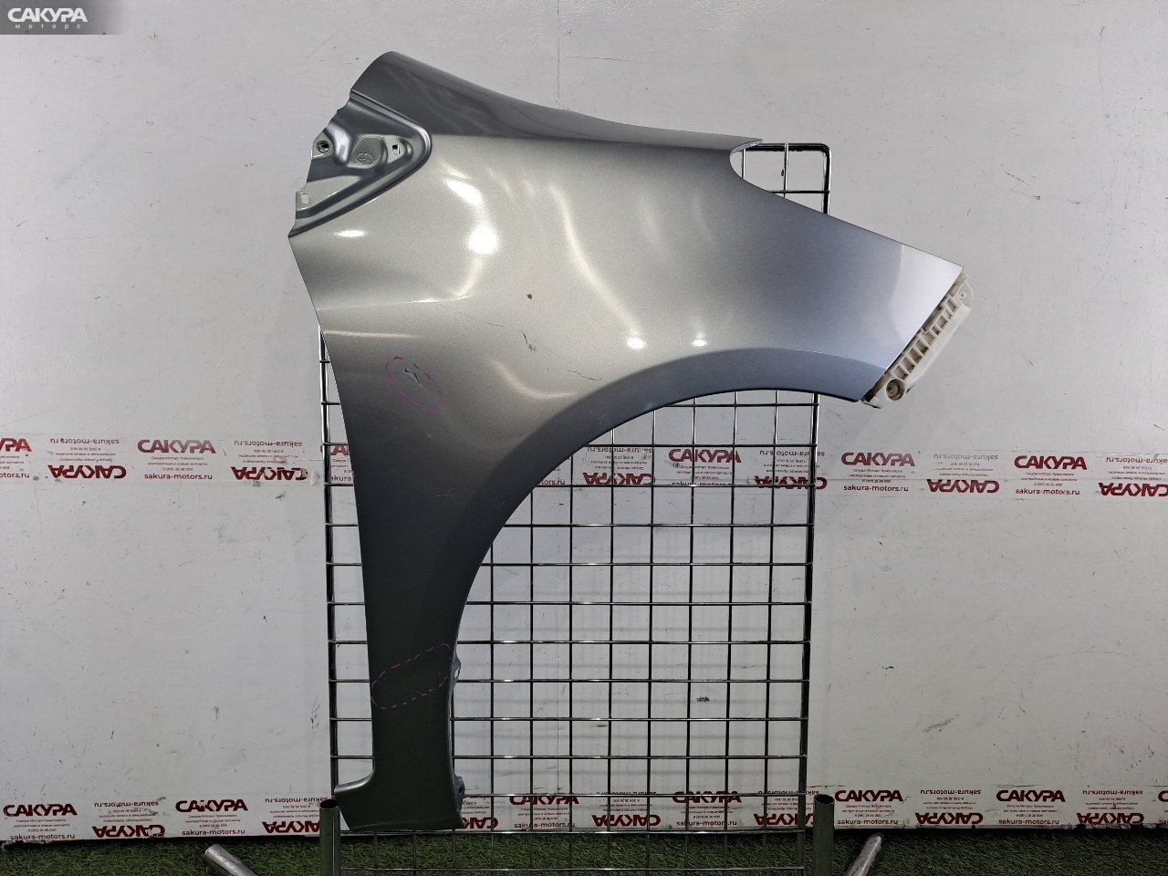 Крыло переднее правое Toyota Vitz SCP90 2SZ-FE: купить в Сакура Красноярск.