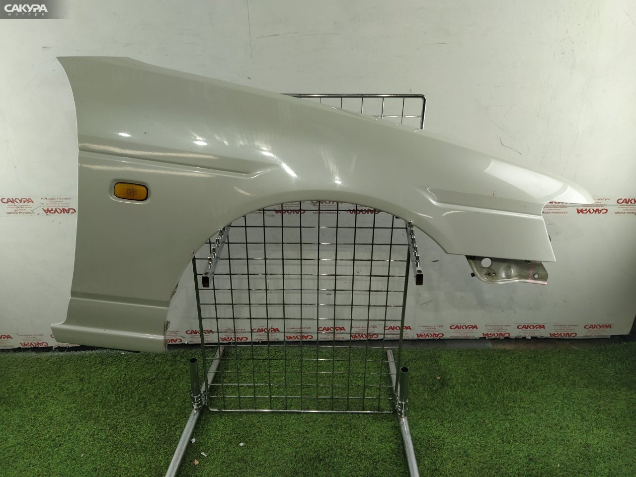 Крыло переднее правое Nissan Laurel HC35 RB20DE: купить в Сакура Красноярск.