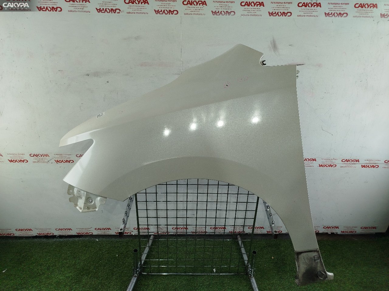 Крыло переднее левое Nissan Elgrand TE52 QR25DE: купить в Сакура Красноярск.