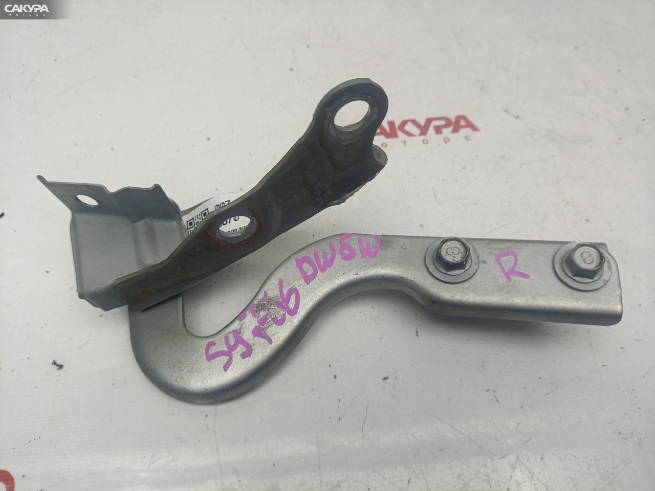 Кронштейн капота правый Mazda Demio DW5W B5-ME: купить в Сакура Красноярск.