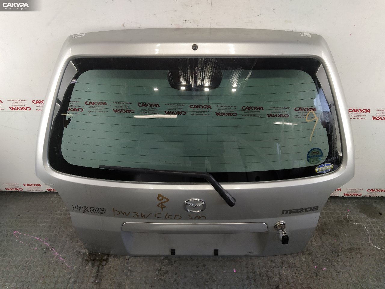 Дверь багажника Mazda Demio DW3W B3E: купить в Сакура Красноярск.