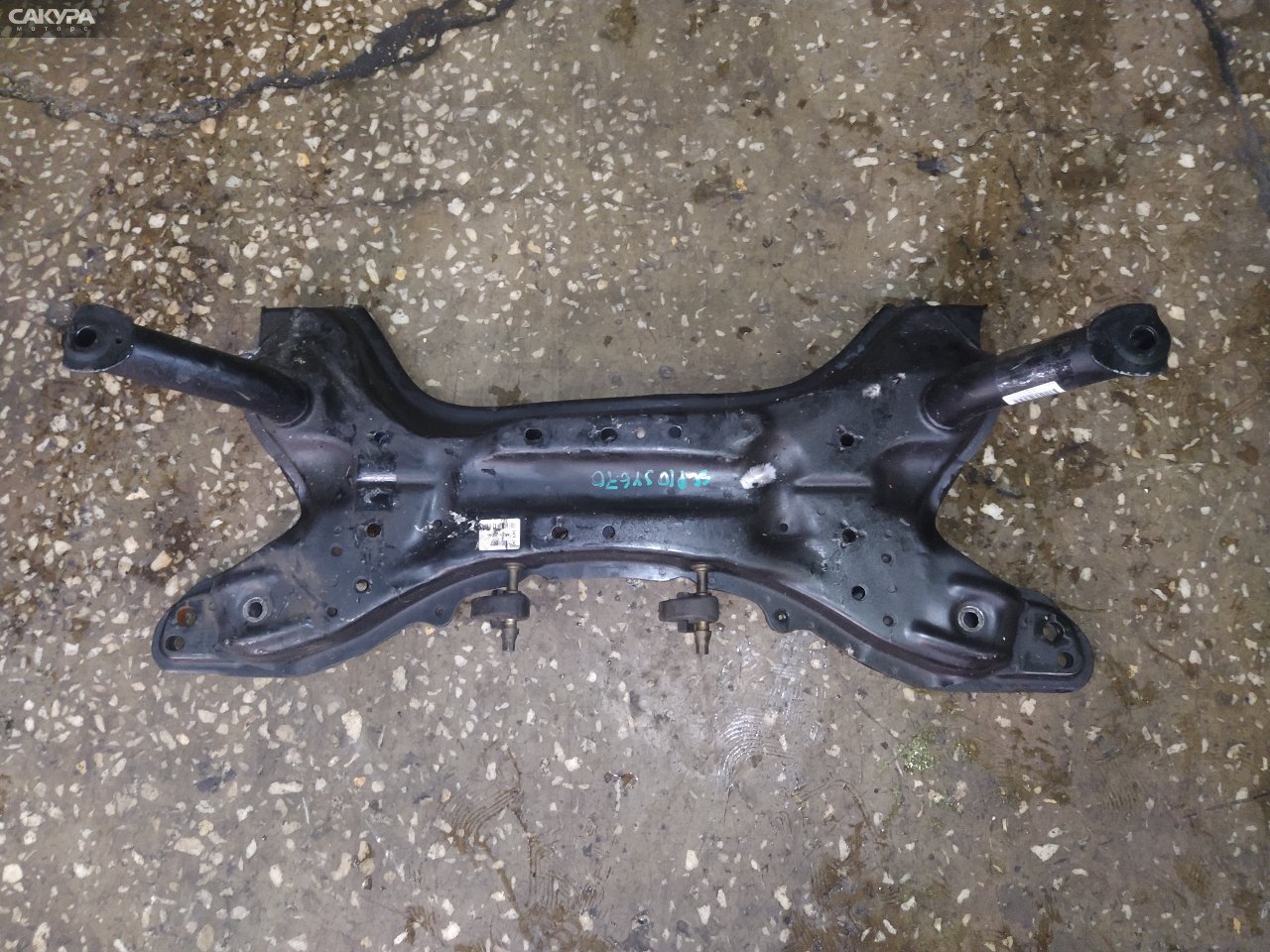 Балка поперечная передняя Toyota Vitz SCP10 1SZ-FE: купить в Сакура Красноярск.