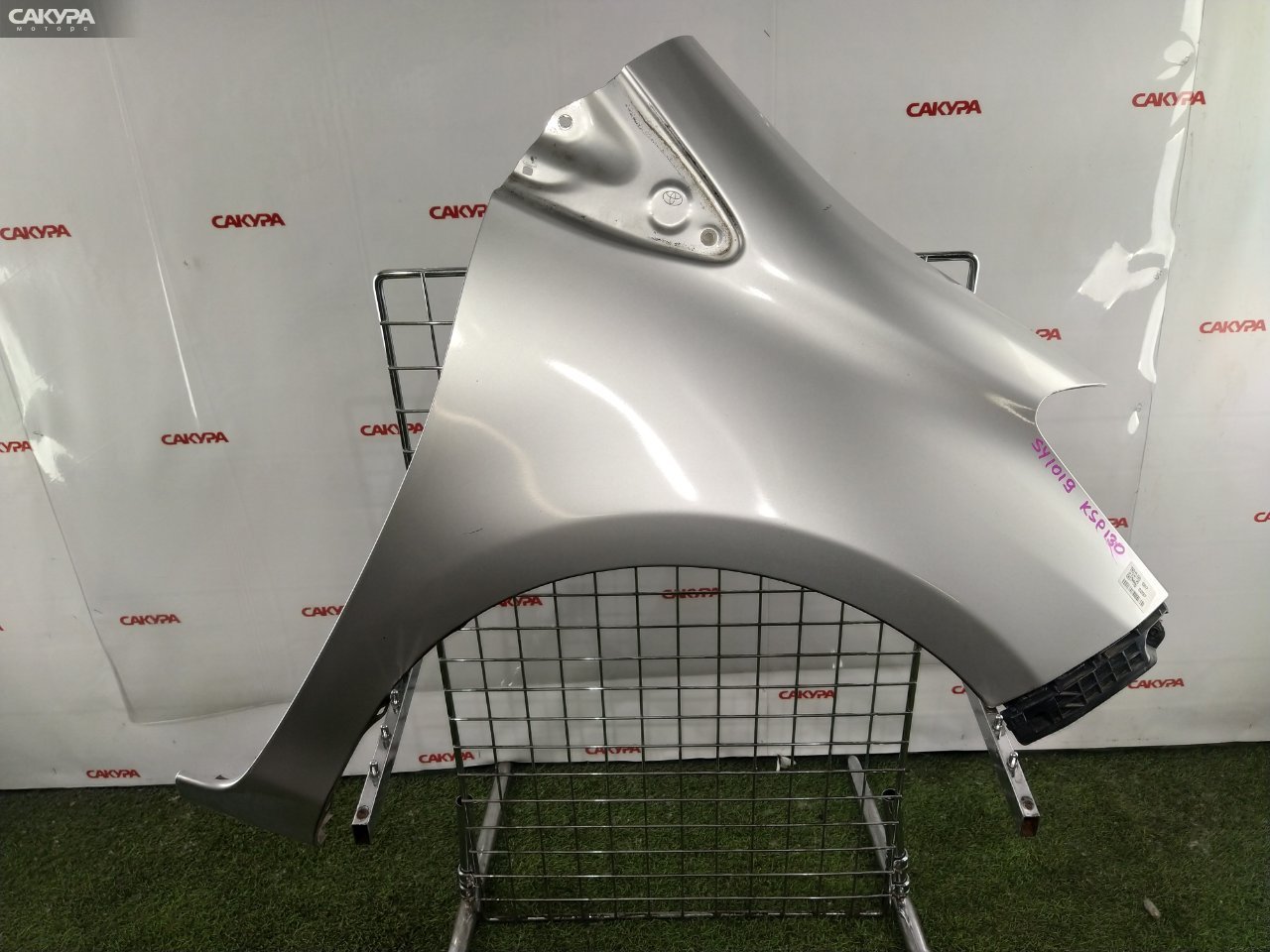 Крыло переднее правое Toyota Vitz KSP130 1KR-FE: купить в Сакура Красноярск.