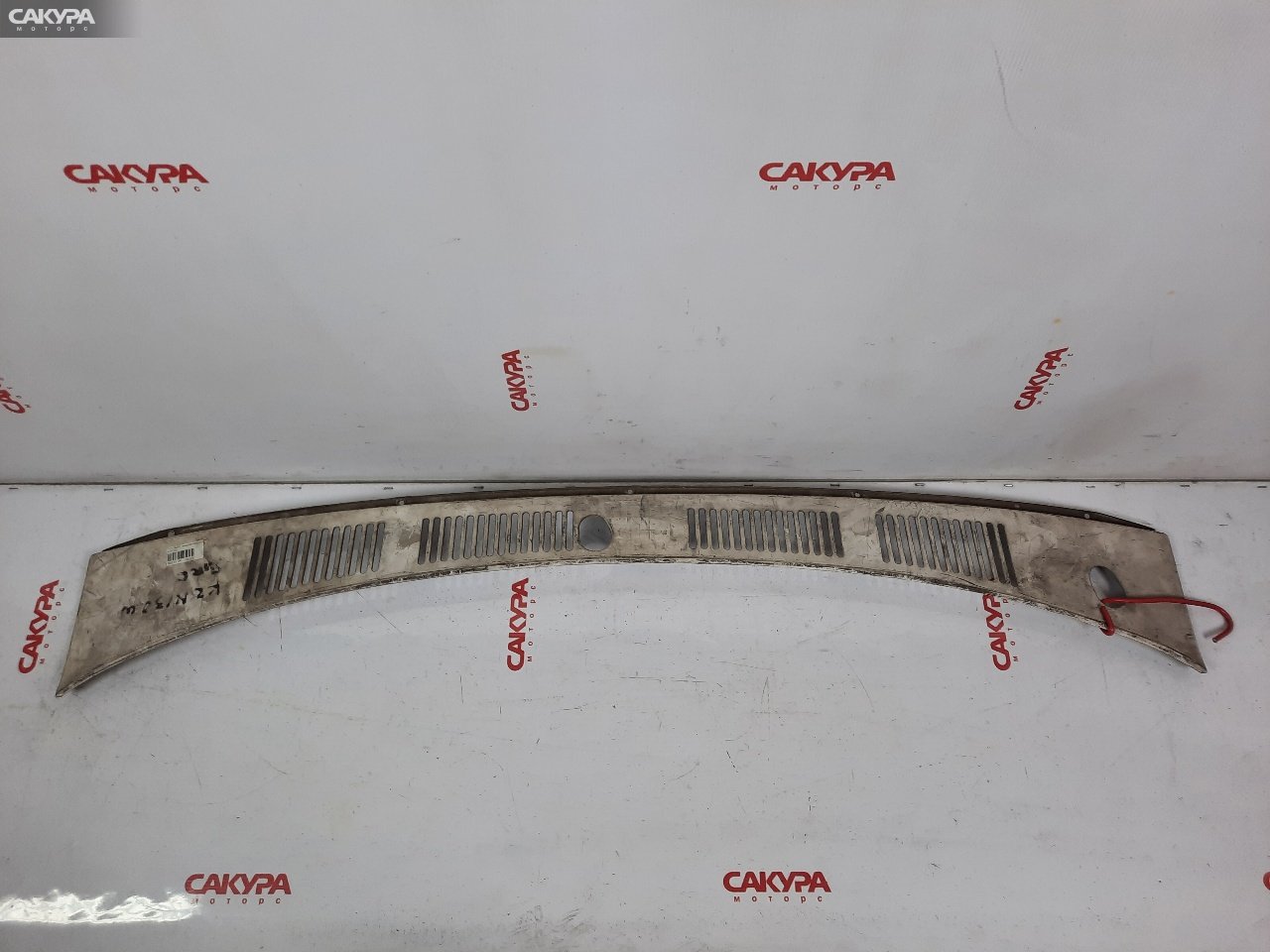 Решетка под лобовое стекло Toyota Hilux Surf KZN130G: купить в Сакура Красноярск.