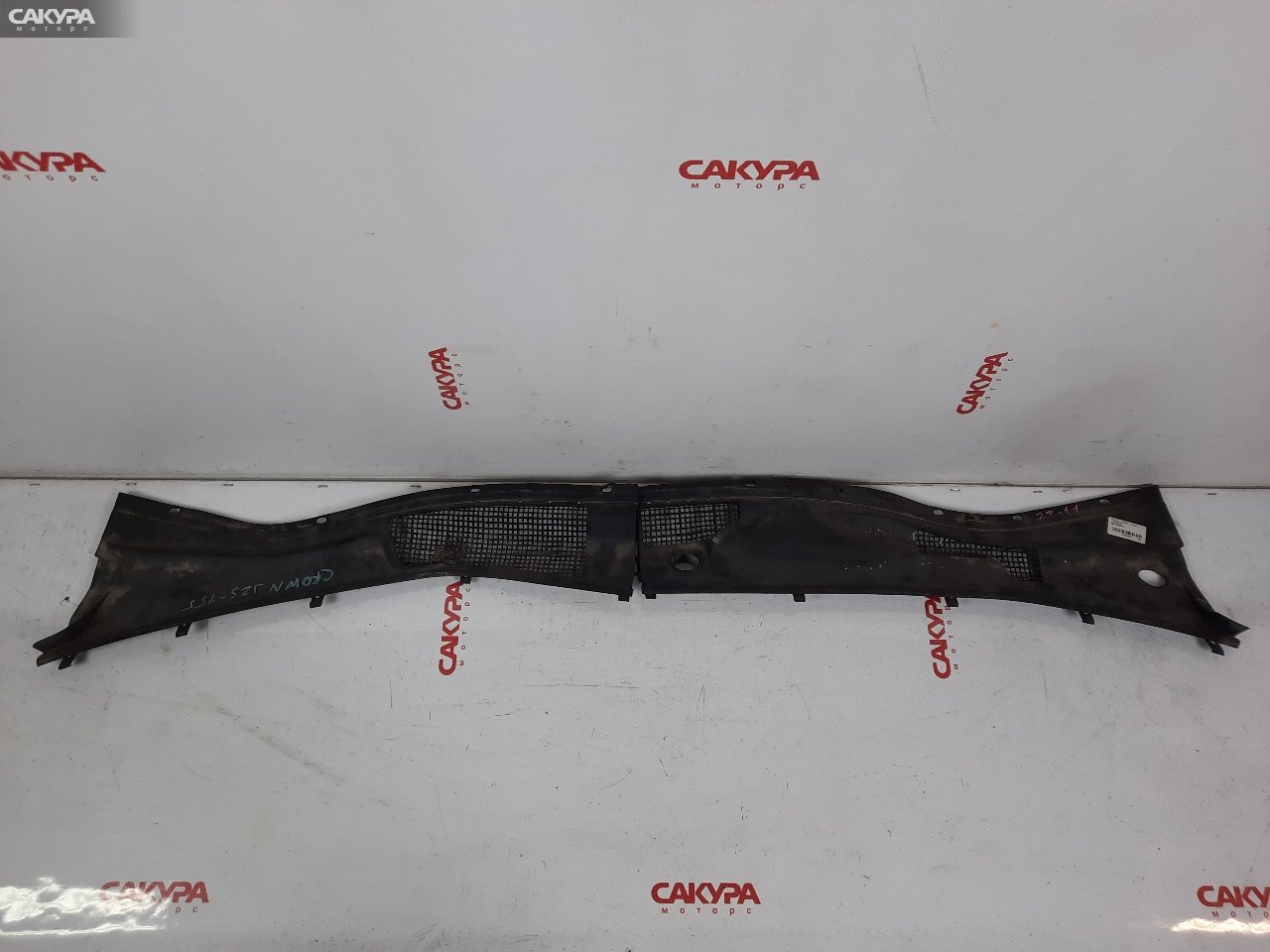 Решетка под лобовое стекло Toyota Crown JZS155: купить в Сакура Красноярск.