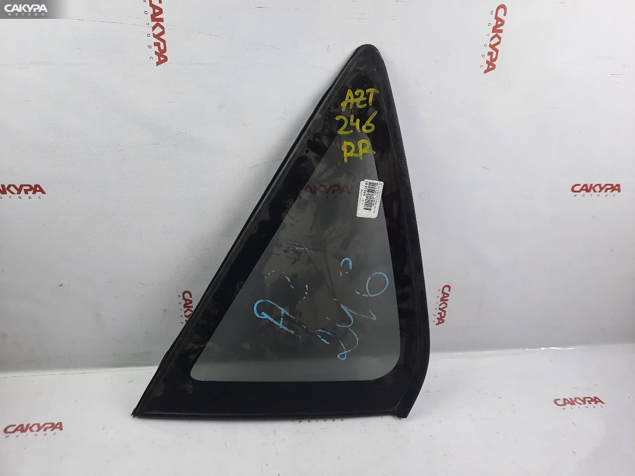 Стекло собачника заднее правое Toyota Caldina AZT246W 1AZ-FSE: купить в Сакура Красноярск.