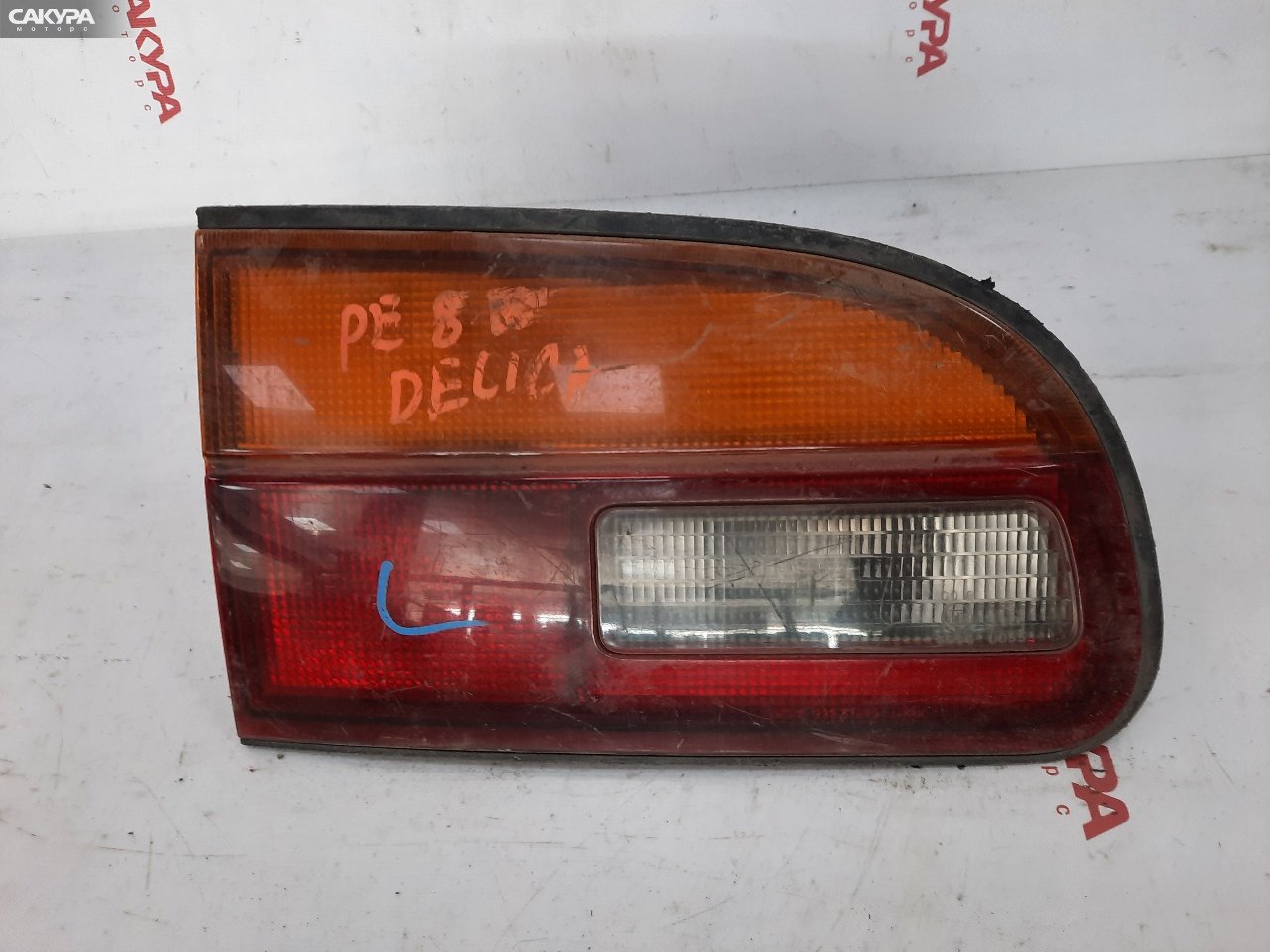 Фонарь вставка багажника левый Mitsubishi Delica Space Gear PE8W: купить в Сакура Красноярск.