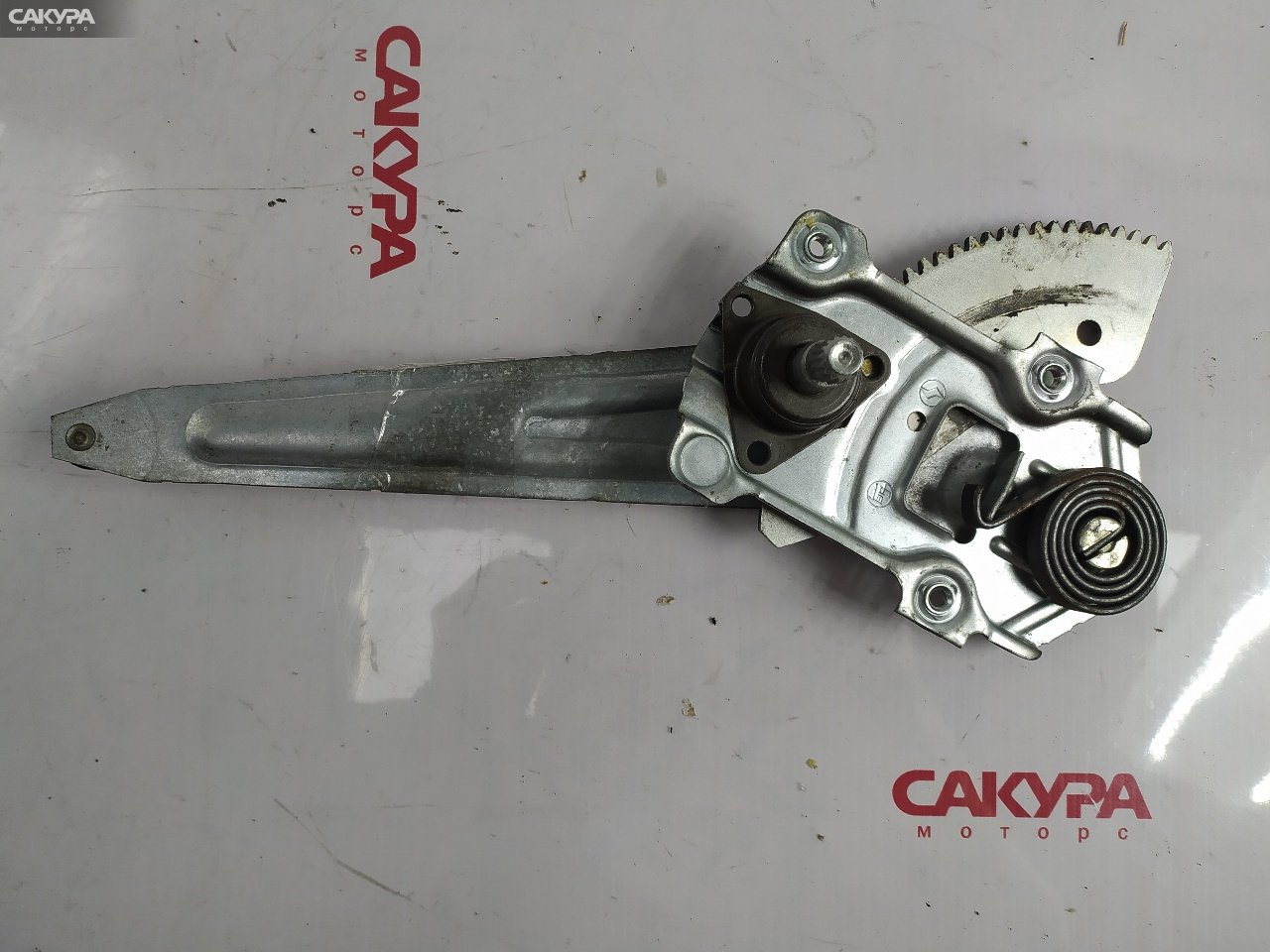 Стеклоподъемник задний правый Toyota Corolla EE111: купить в Сакура Красноярск.