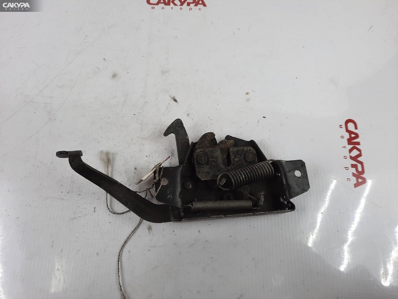 Замок капота Mitsubishi Delica Space Gear PD8W 4M40-T: купить в Сакура Красноярск.