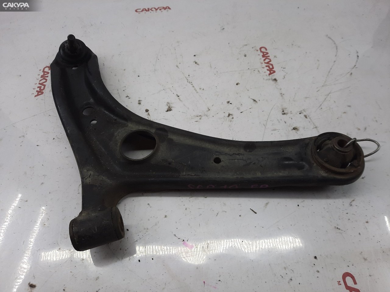 Рычаг подвески передний правый Toyota Vitz SCP10 1SZ-FE: купить в Сакура Красноярск.