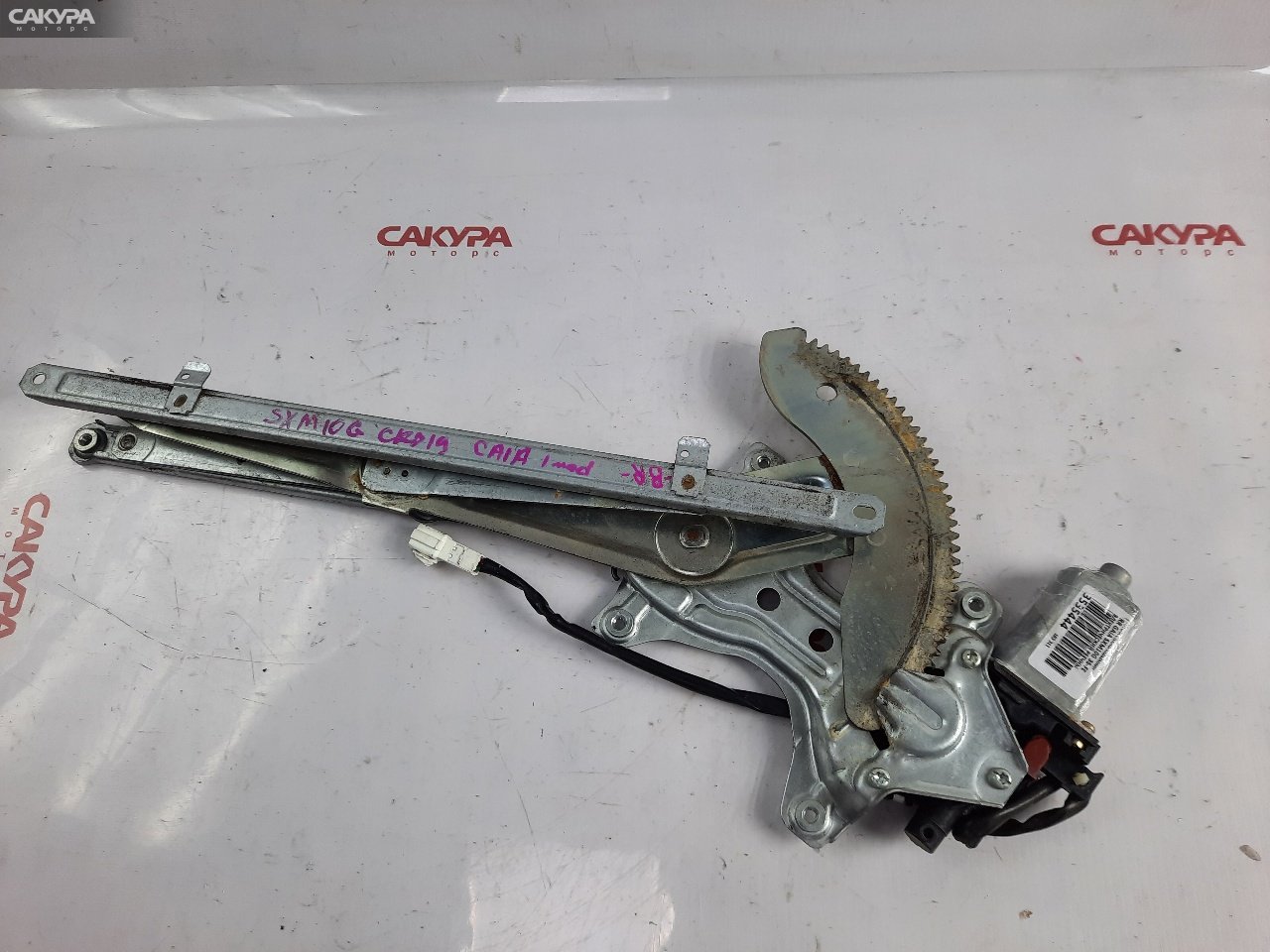 Стеклоподъемник задний правый Toyota Gaia SXM10G 3S-FE: купить в Сакура Красноярск.