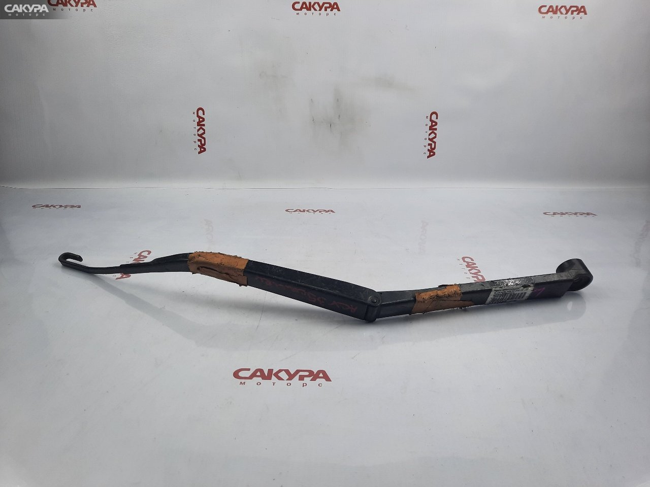 Держатель щетки стеклоочистителя передний левый Toyota Camry ACV30 2AZ-FE: купить в Сакура Красноярск.