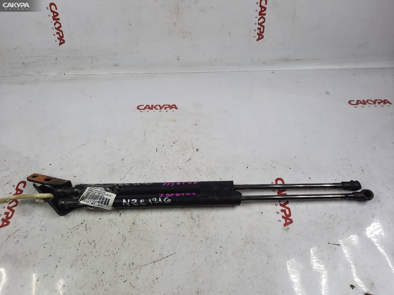 Амортизатор багажника Toyota Corolla Fielder NZE121G 1NZ-FE: купить в Сакура Красноярск.
