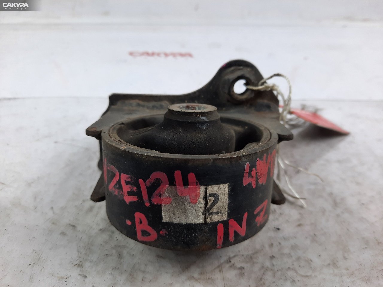 Подушка двигателя задняя Toyota Corolla Fielder NZE124G 1NZ-FE: купить в Сакура Красноярск.