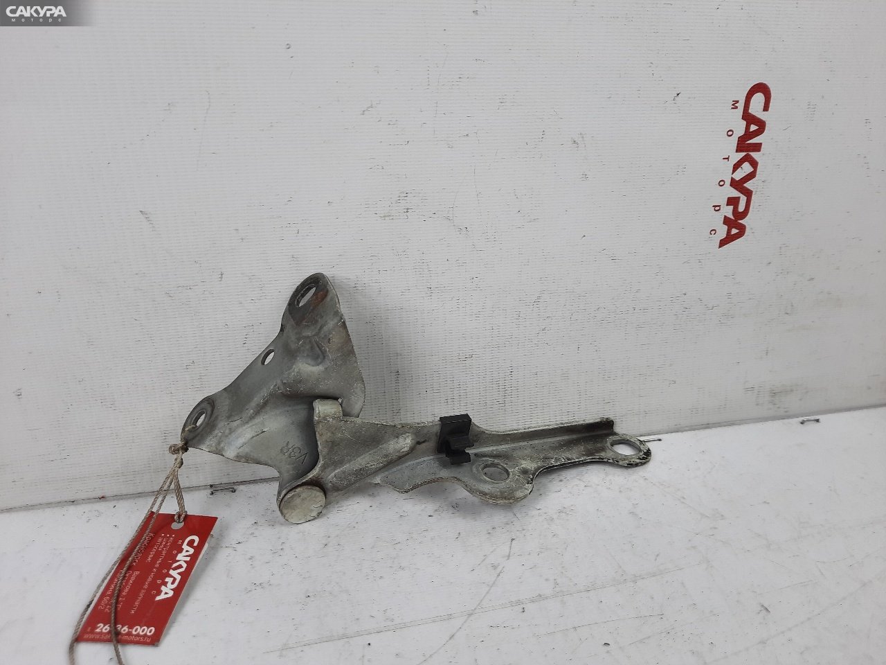 Кронштейн капота правый Toyota Camry SV33: купить в Сакура Красноярск.