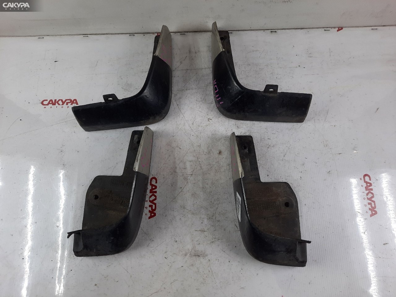 Брызговик Nissan Tiida C11 HR15DE: купить в Сакура Красноярск.