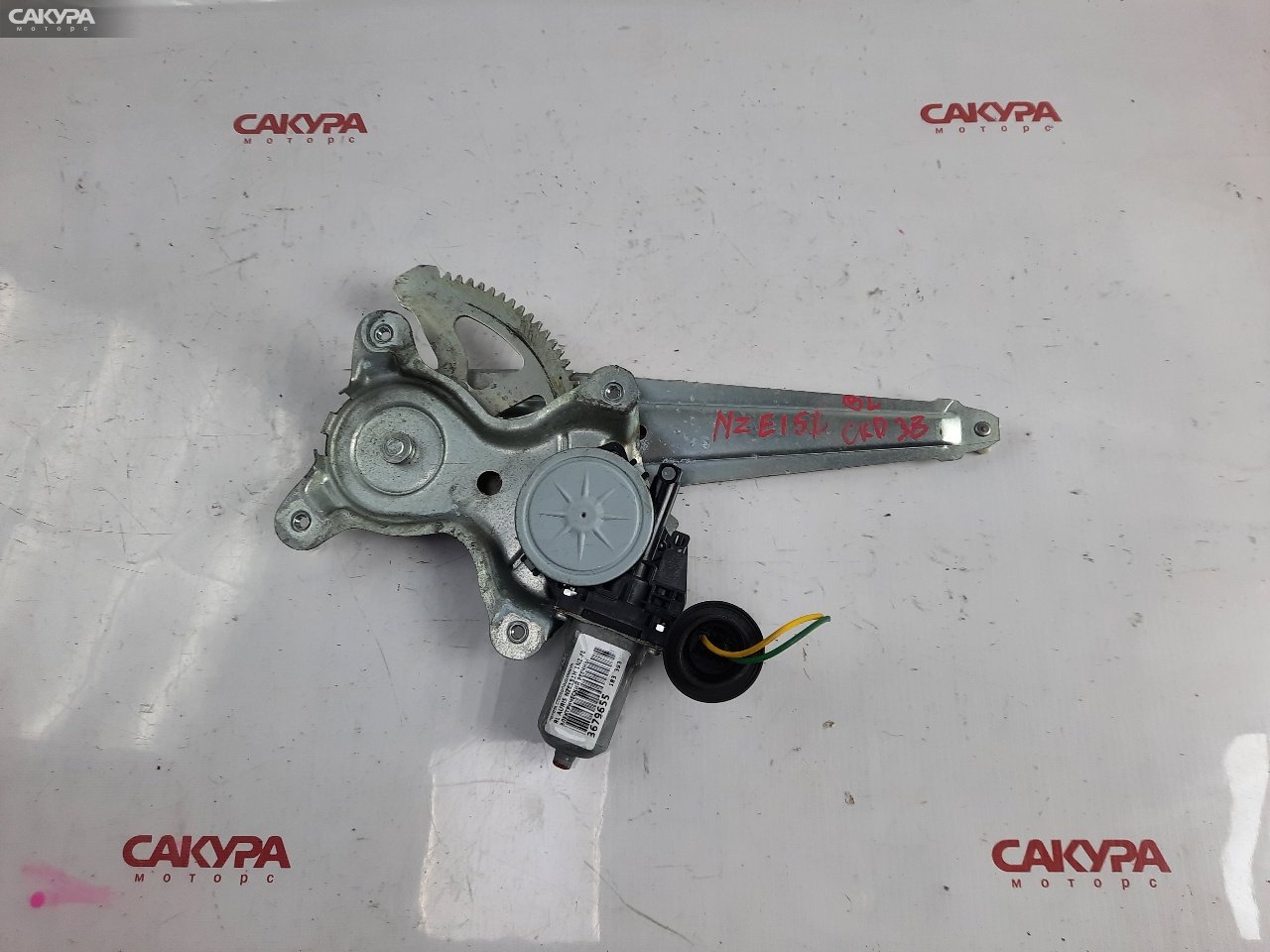 Стеклоподъемник задний левый Toyota Auris NZE151 1NZ-FE: купить в Сакура Красноярск.